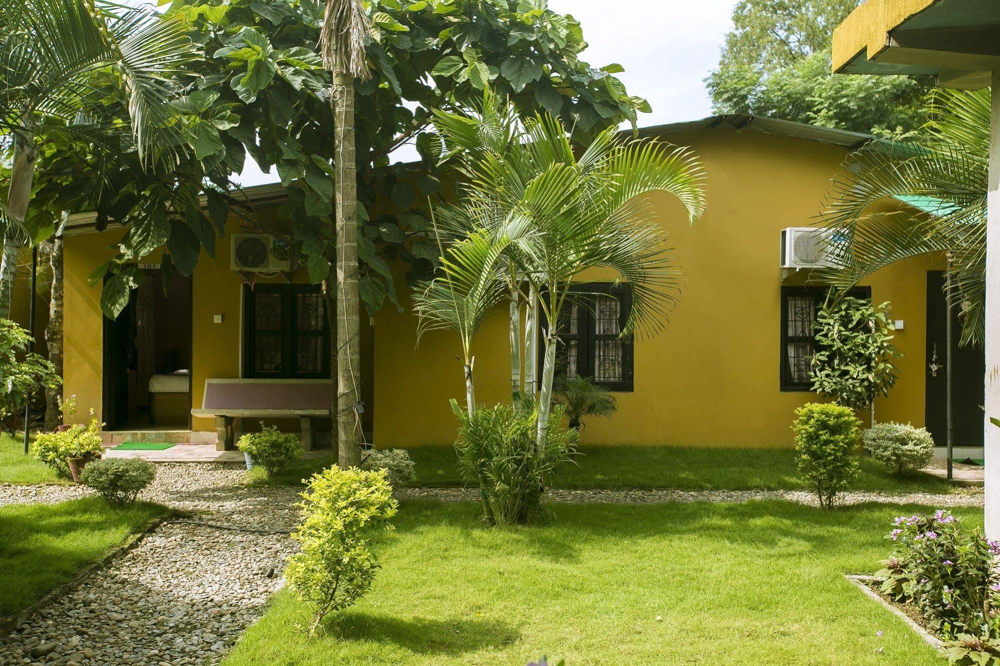 Sauraha Nana Hotel Екстериор снимка