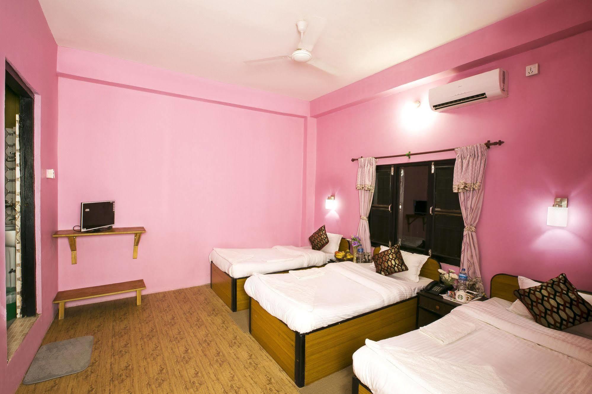 Sauraha Nana Hotel Екстериор снимка