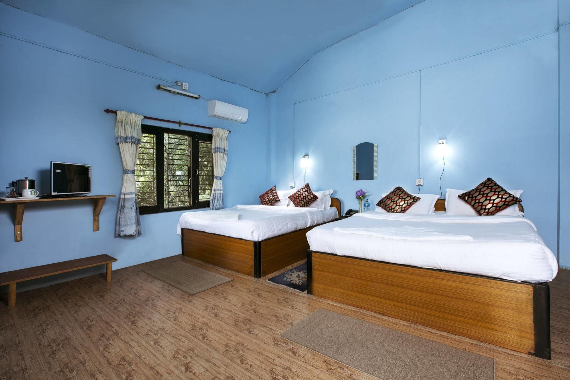 Sauraha Nana Hotel Екстериор снимка
