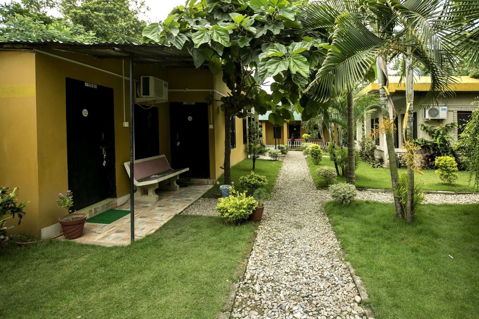 Sauraha Nana Hotel Екстериор снимка