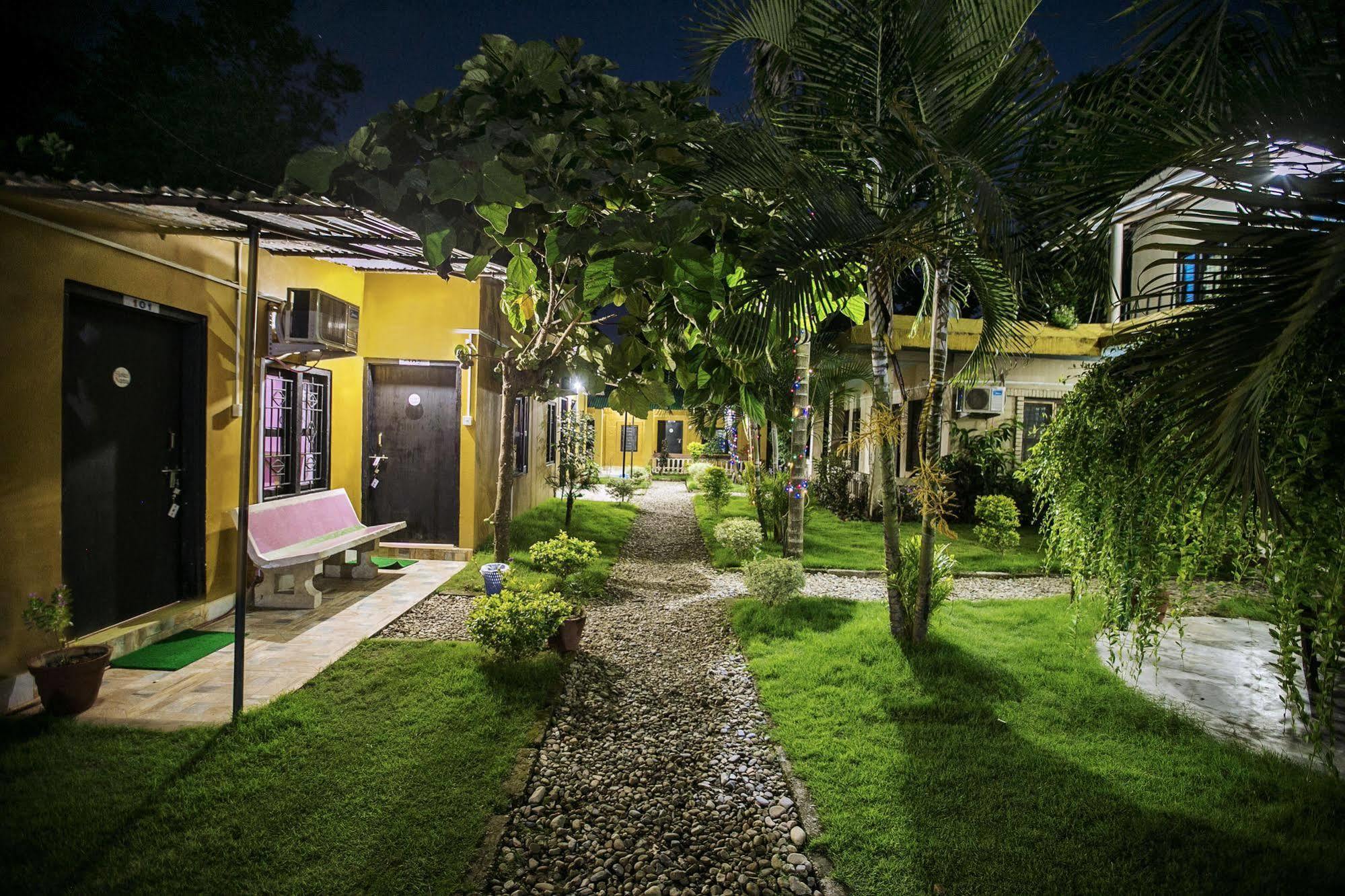 Sauraha Nana Hotel Екстериор снимка