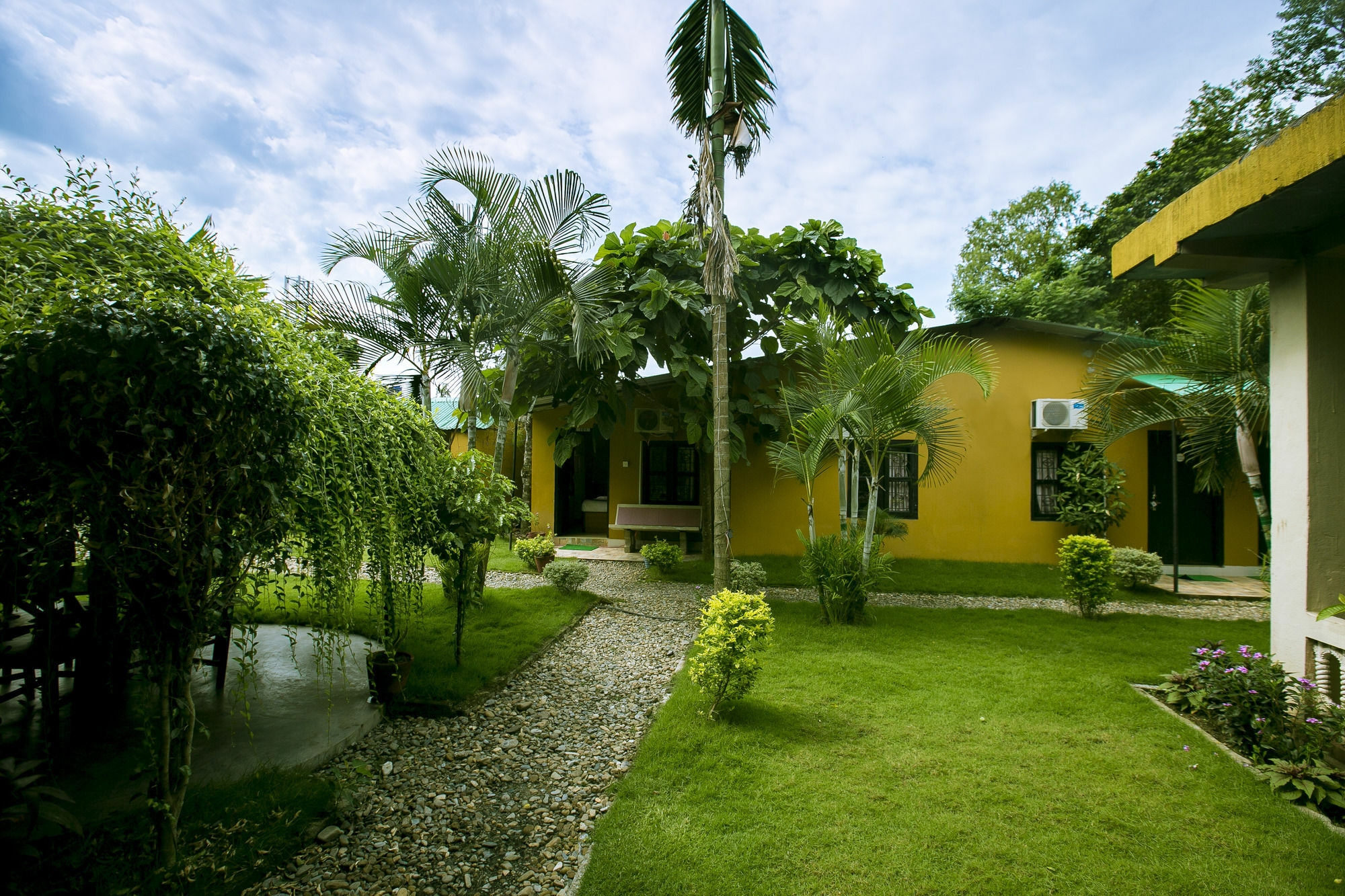 Sauraha Nana Hotel Екстериор снимка